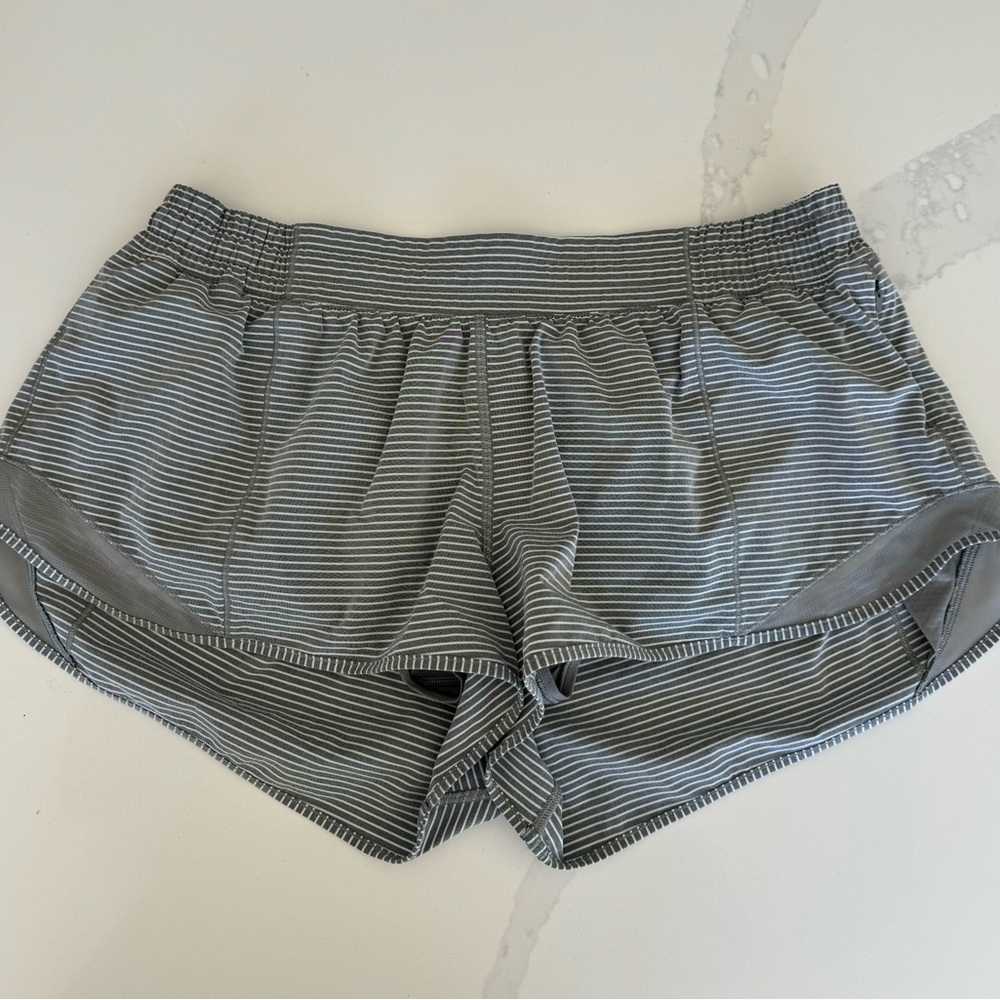 Lululemon Hotty Hot II Shorts Size 14 Hype Stripe Raceway Gray White 2.5 Inseam